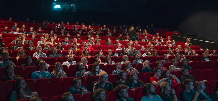 Menikmati Anime Favorit Gambar penggemar anime sedang menonton film dengan senang hati
